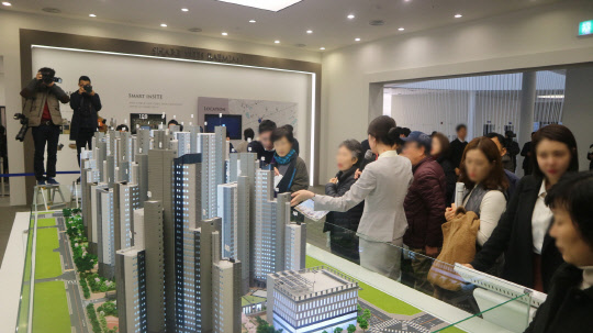 이달 분양한 래미안 리더스원은 올해 강남권 마지막 로또분양단지로 주목받았던 곳이었으나 디에이치 라클라스가 예정대로 오는 30일 분양일정에 돌입하게 되면 시세차익을 노리는 1주택자 수요가 다시한번 몰릴 것으로 전망된다. 사진은 래미안 리더스원 모델하우스. <이상현 기자>